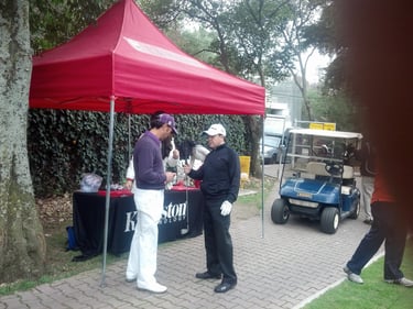 Activación de marca corporativa y marketing promocional en un evento deportivo al aire libre.