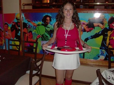 edecan con juego de destreza en restaurant para activación de marca