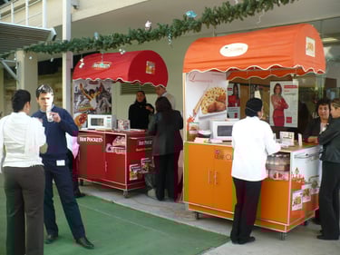 edecanes en carritos de degustación de alimentos para microondas