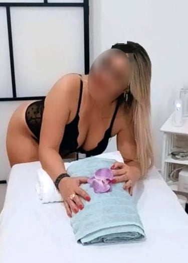 a woman in a black bra - necked bra - bra - bra - bra