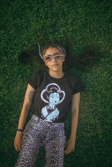 Sparrow flies black t-shirt with melting geisha design