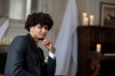 Un homme en costume sombre regardant vers la cmara