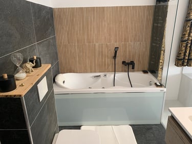 Bath tub with shower hose for spa and hydrotherapy at Domaine Des Lucques