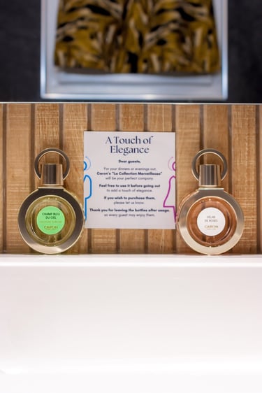 Les flacons du parfum dans la salle de bain de la chambre d'hôte du Domaine Des Lucques