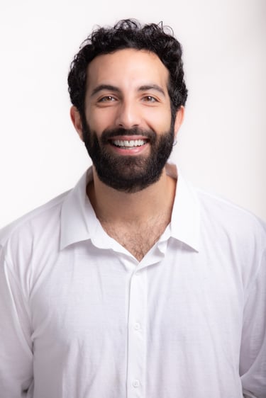 Portrait professionnel LinkedIn Paris – homme dirigeant fond neutre studio mobile