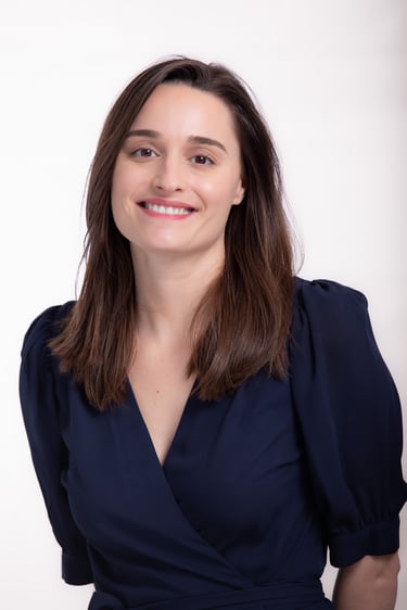 Photographe d'entreprise Paris – portrait corporate femme cadre en bureau