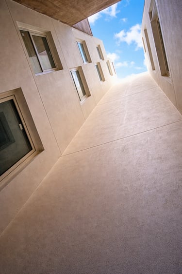 Edificio terminado con revoque proyectado y pintura exterior