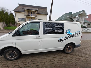 autobusas apklijuotas plevele su imones pavadinimu ir rekvizitais