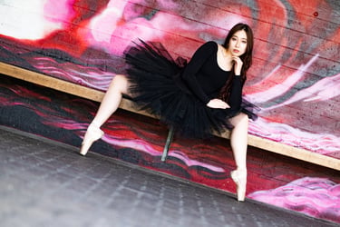 Outdoor-Portrait vor bunter Graffiti-Wand in Chur – natürliches Fotoshooting mit lockerer Atmosphäre