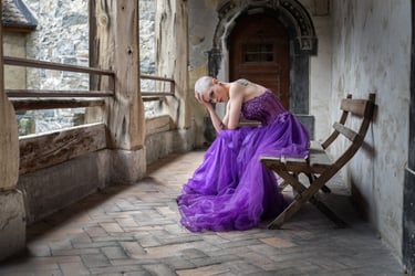 Outdoor-Shooting in elegantem violettem Kleid auf historischer Terrasse, Schloss 