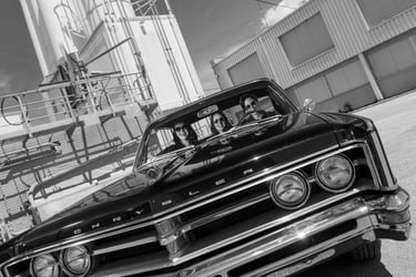 Outdoor-Shooting mit klassischem Chevrolet Oldtimer in Chur – natürliche Schwarz-Weiss-Fotografie von wowart