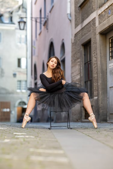 Ballerina in schwarzem Tutu auf Pointe in der Churer Altstadt – Outdoor-Shooting Fotograf Chur, Graubünden
