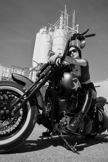 Outdoor-Portrait auf Motorrad, schwarz-weiss, natürliche Pose – Fotoshooting Chur von wowart.ch
