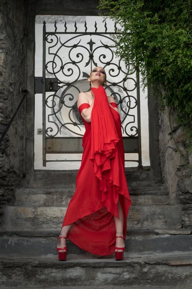 Outdoor-Portrait in rotem Kleid vor historischem Eisentor – natürliches Shooting in Chur von Fotograf wowart