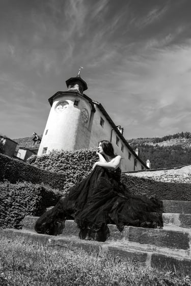Outdoor-Shooting vor Schloss Haldenstein – natürliches Portrait in historischem Ambiente, Fotograf Chur