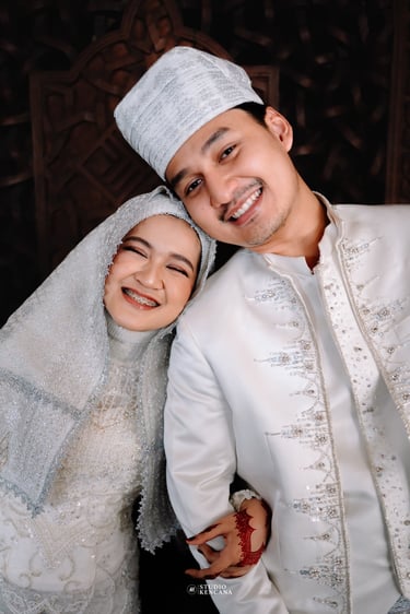 Memopro Wedding Organizer WO profesional dan terpercaya. man and woman in traditional dress clothes