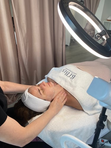 herkkä iho vahvistuua ihonhoito ammattilaisen käsissä