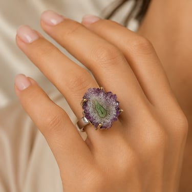 Anillos de cuarzo y piedras naturales con diseños exclusivos.