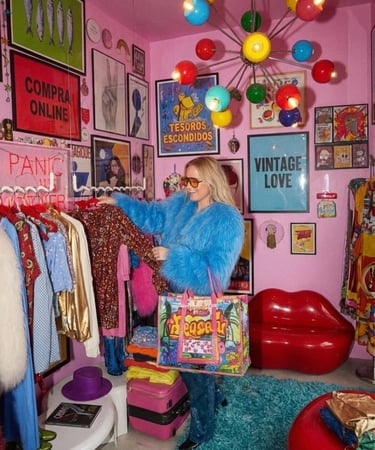 mujer con abrigo faux fur comprando en tienda de segunda mano estilo ecléctico