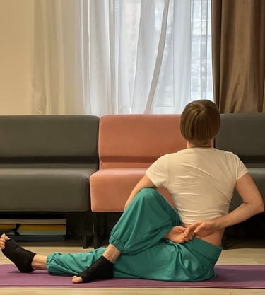 Олена Власиневич робить складну асану скручування