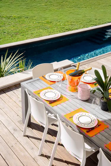 table et repas sur terrasse bois piscine