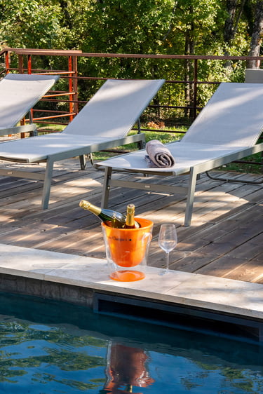 champagne au bord de la piscine