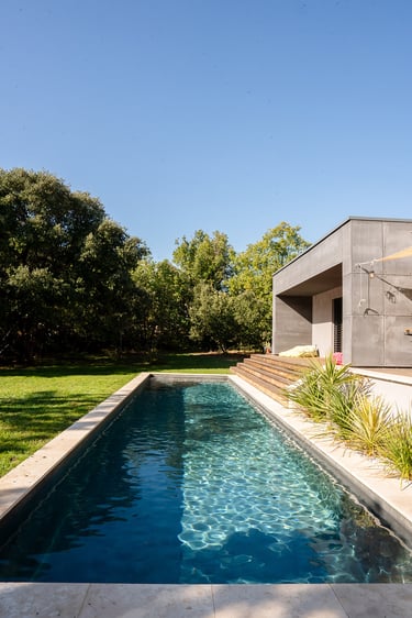 piscine avec maison moderne