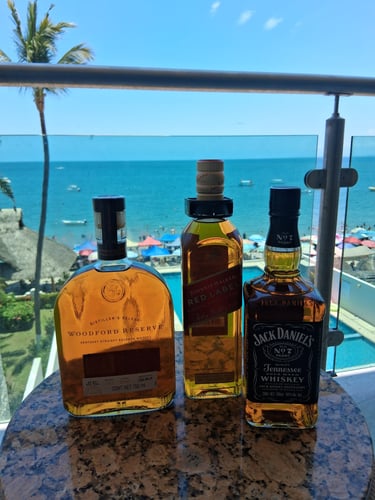 Whisky con el mar de fondo