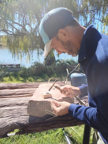 FABIO ARTESANO, PADRE DE FAMILIA CON SUS MANOS TRABAJANDO EN EL NUEVO GRABADO ARTESANAL