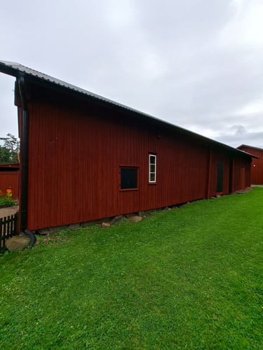 Un batiment en bois peint avec un peinture  scandinave bois