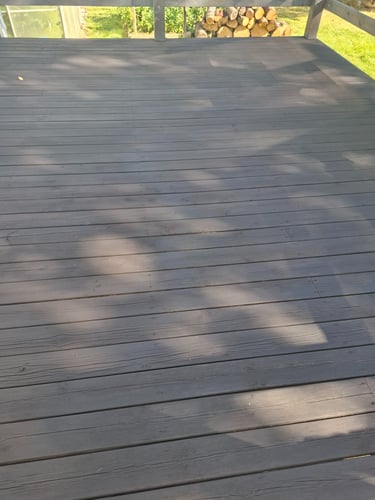 une terrasse en bois peint avec une peinture naturelle noire saturante 