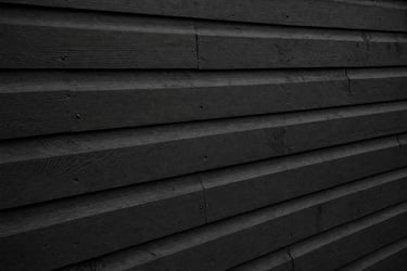 des planches de bois exterieures peints en peinture suedoise noir mate 
