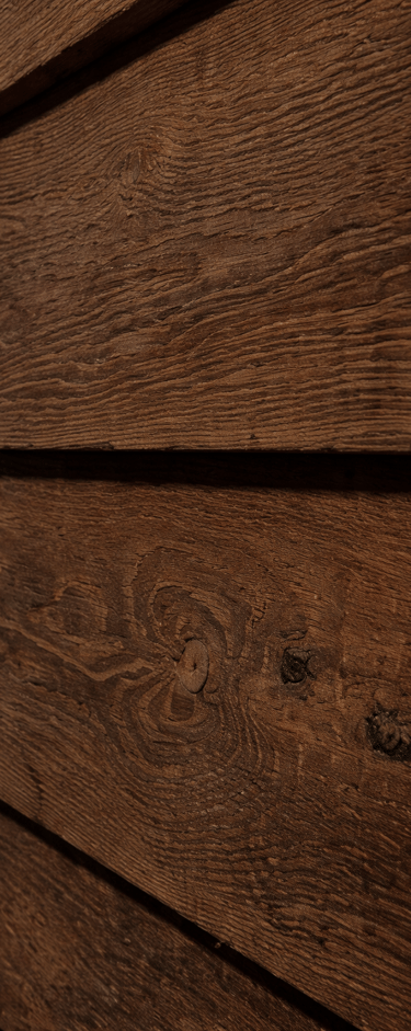 des planches de bois peinte en peinture suedoise marron mate 