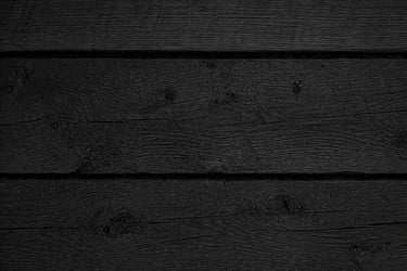 des planches de bois peintent en noir de falun 