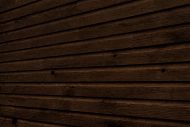 un bardage marron en bois peint avec de la peinture suedoise
