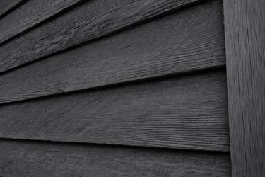 une peinture noir de falun peinte sur un bardage en bois exterieur en gros plan