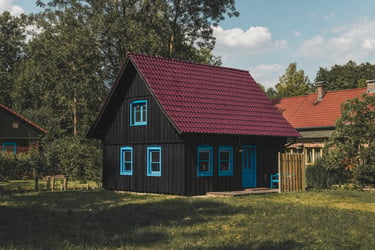 une maison ancienne avec bardage ancien peint avec une peinture suedoise noire mate