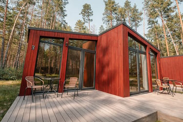 Application de peinture suedoise sur un bardage de maison dans les landes