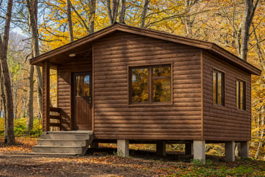 Un chalet en sous bois peint avec une peinture suedoise marron