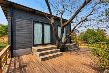 Du vieux bois gris avec peinture suedoise sur facade avec peinture suedoise