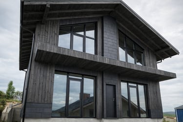 un chalet peint en noir mat avec de la peinture suedoise