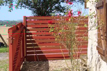 Portail en bois peint avec une peinture naturelle respirante et durable