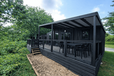 Bungalow de vacance peint en noir type bois brule