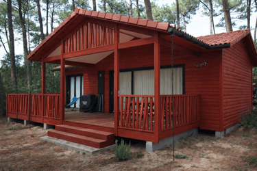 Chalet dans les landes en peinture natruelle rouge basque