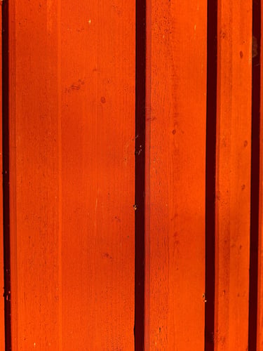 vue de planches de bardage avec peinture suedoise a la farine peinte avec la couleur rouge 
