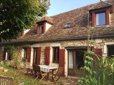 maison du perigord dont les volets et mesuiseries exterieur sont peint en peinture naturelle suedoise