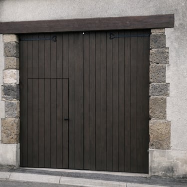 une porte large su rue peinte en peinture naturelle 
