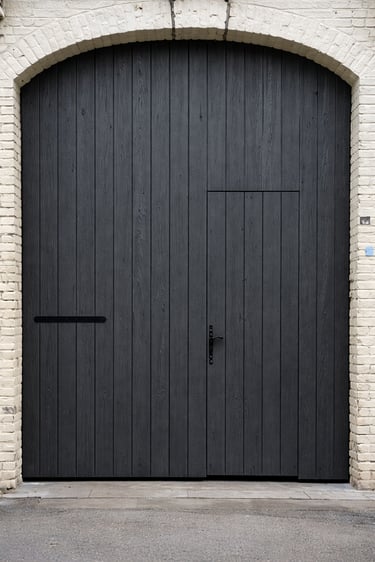Porte sur rue en bois peinte en peinture naturelle noir respirante