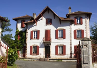Façade de maison basque peinte avec une peinture rouge basque naturelle