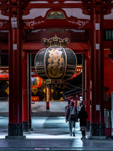 Una gran linterna negra y dorada colgando en la entrada del Templo Senso-ji en Asakusa, Tokio
